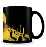 17926-TAZA TERMICA ESCENA DEL CEMENTERIO 315 ML PYRAMID INTERNATIONAL REDSTRING SCMG24622