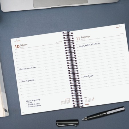 33575-AGENDA 2026 BASIC OPAQUE E10 155X212MM DIA PAGINA BURDEOS FINOCAM 742917426